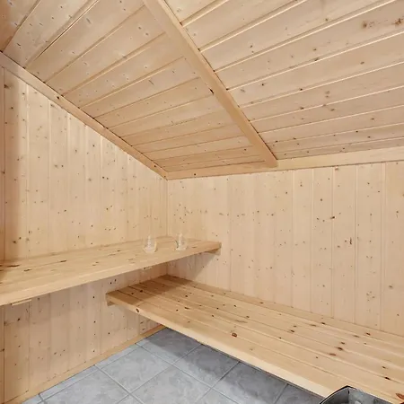 Beach Front Home In Ringkobing With Sauna بيت للعطل